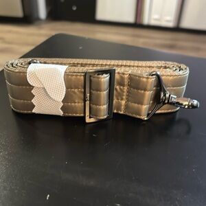 Lug strap (1.5”) in metallic walnut